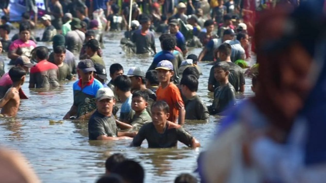 Meriahnya Ngubek Empang di Lebaran Depok