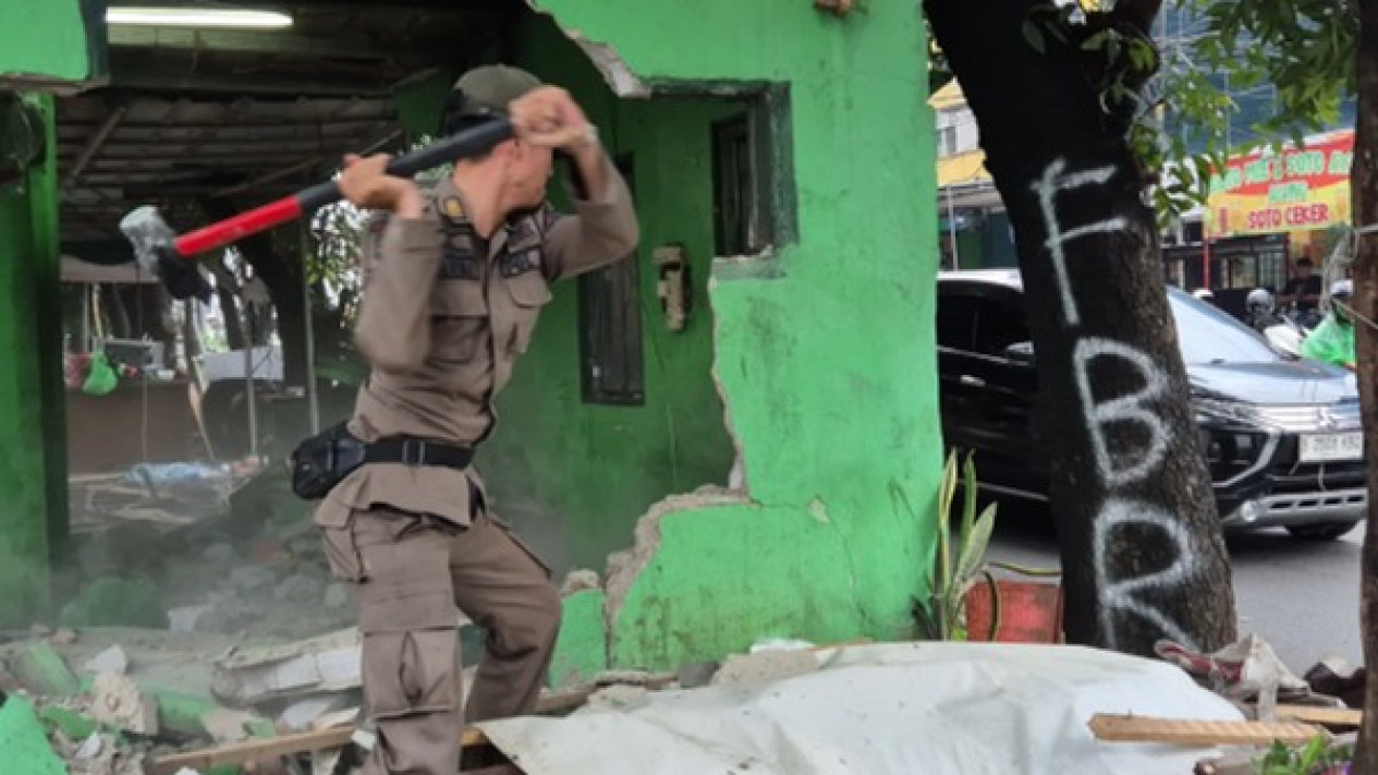 Satpol PP bongkar posko ormas di Sukmajaya