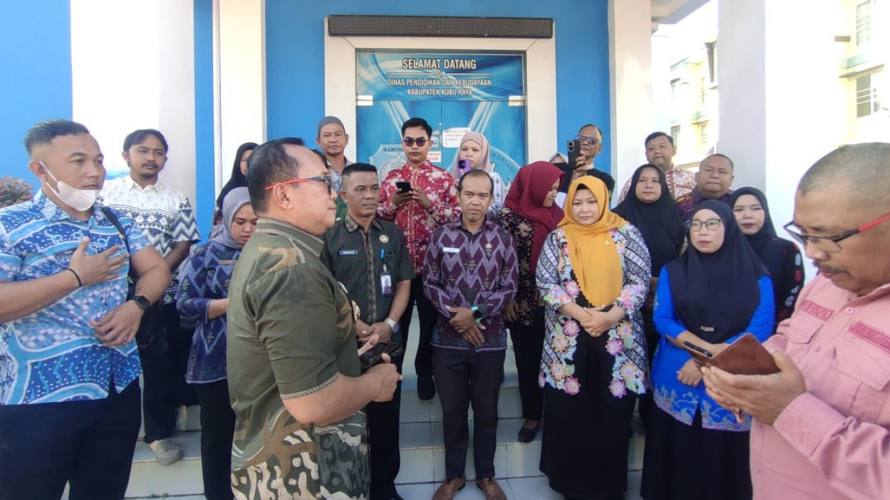 Bupati Kubu Raya, Sujiwo melakukan sidak ke Dinas Pendidikan