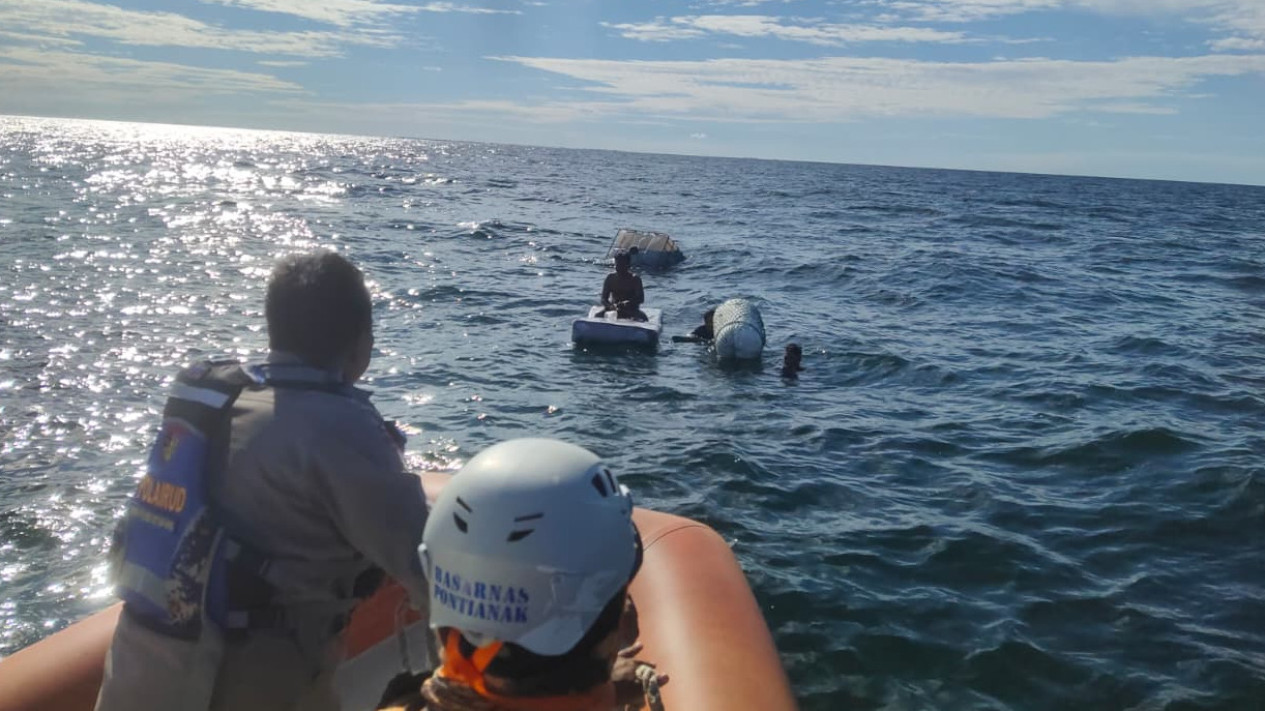 Tiga Nelayan Ketapang Selamat Setelah Perahu Tenggelam Dihantam Ombak di Teluk Sukadana