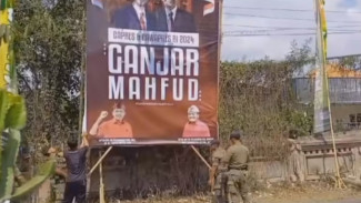 Baliho Gambar Ganjar Pranowo-Mahfud Md Dicopot Aparat Politikus PDIP: Ingin Cari Muka Pada Atasannya