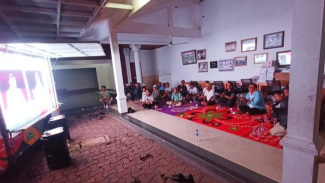 Nobar debat cawapres di kediaman Pradi Supriatna Nobar debat cawapres di kediaman Pradi Supriatna
