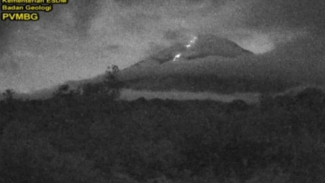 Gunung Semeru erupsi kembali Gunung Semeru erupsi kembali