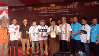 Muda Mahendrawan dan Jakius Sinyor mendaftar ke KPU Kalbar Muda Mahendrawan dan Jakius Sinyor mendaftar ke KPU Kalbar