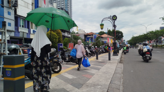Suasana trotoar Jadi Area Parkir Liar di Jalan Margonda,Depok. Suasana trotoar Jadi Area Parkir Liar di Jalan Margonda,Depok.