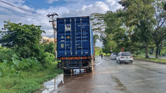 Kontainer parkir memakan badan jalan di Bundaran Ambawang, Kubu Raya
