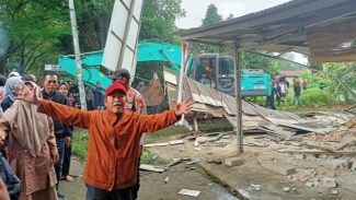 Warga Depok protes warungnya digusur Warga Depok protes warungnya digusur