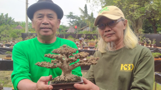 Pembina K3D Pakde Bowo (kiri) pamer Antri Putri Pembina K3D Pakde Bowo (kiri) pamer Antri Putri