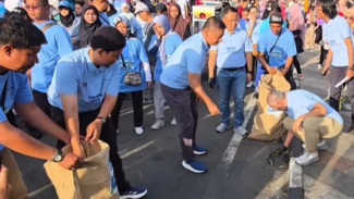 Aksi bersih-bersih sampah di CFD Depok