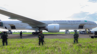 TNI Melakuakan Pengamanan pesawat Saudi Arabian Airlines