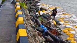 Dihantam Ombak, Kapal Bermuatan Kelapa 25 Ton Tenggelam di Perairan Padang Tikar