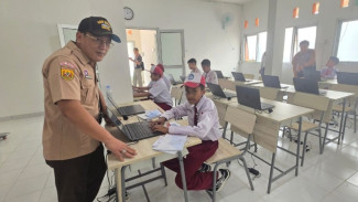 Kadinsos Tunjukan Sejumlah Fasilitas Untuk Siswa di Sekolah Rakyat pada MPLS Hari Pertama