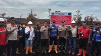 KLHK Segel Lahan Gambut Terbakar di Dua Lokasi di Kubu Raya