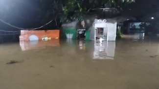Imbas Tanggul Jebol, Banjir 1,5 Meter Rendam Pemukiman Warga Depok