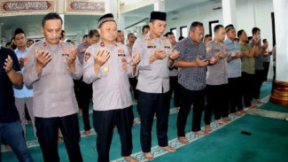Polisi Depok Gelar Salat Gaib untuk Driver Ojol yang Tewas Ditabrak Mobil Brimob