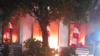 Breaking News: Kerusuhan Merembet ke Depok, Pos Polisi Dibakar
