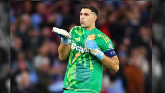 Keluarga Emiliano Martinez Ungkap Alasan Gagalnya Transfer ke Manchester United