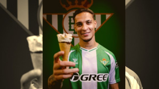 Antony Disambut Bak Pahlawan di Real Betis: Diarak Keliling Kota hingga Rumahnya Dikerumuni Suporter