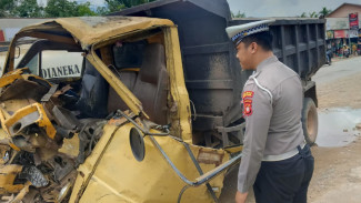 Laka Mobil Box VS Mobil Dump Truck di Kubu Raya, Satu Penumpang Dilarikan ke Rumah Sakit