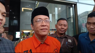 Immanuel Ebenezer Pakai Peci Saat Diperiksa KPK