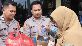 Antre Urus SKCK, Warga Girang Dapat Nasi Bungkus