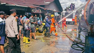 Kebakaran 11 Ruko di Pasar Senggol Kubu Raya, 17 Unit Mobil Pemadam Dikerahkan