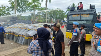 Aksi Massa di Polresta Pontianak Memanas, Polisi Tembakan Air Water Cannon