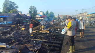 Kebakaran Melanda 10 Unit Rumah di Batu Ampar, Kerugian Mencapai Rp1 Miliar
