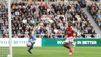 Liga Inggris Pekan Keenam: Arsenal Menang Dramatis, Liverpool Keok, City Pesta Gol