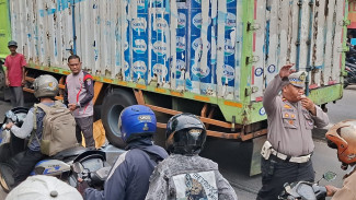 Wanita Usia 30 Tahun Tewas Terlindas Truk Saat Mengendarai Motor di Jalan Raya Bogor