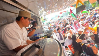 Rumah Zakat Berbagi Makanan dan Minuman Kepada Ribuan Peserta Aksi Indonesia Lawan Genosida di Palestina