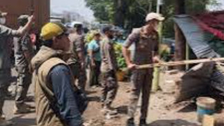 Tegas, Pemkot Depok Tertibkan Pukuhan PKL dan Bangli di Jalan Raya Bogor
