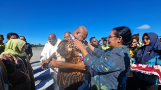 Ratusan Warga Tumpah Ruah Sambut Gubernur Papua Matius Fakhiri