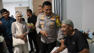 Kapolres Metro Depok Jenguk Wartawan Metro TV, Momen Haru Penuh Keakraban di RS Primaya