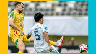 BRI Super League: PSBS Biak vs Persebaya Imbang, Tiga Kartu Merah Keluar dari Kantong Wasit