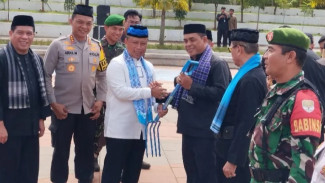 Depok Menuju Kota Hijau! Pemkot Bagikan Bibit Pohon dan Alat Kebersihan di BBGRM 2025