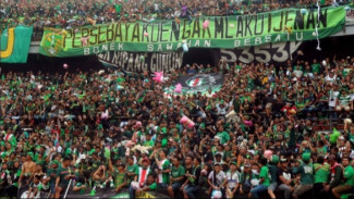 Rekor Penonton Pecah! Derbi Jatim Persebaya vs Arema FC Paling Panas Musim Ini: Banjir Kartu Kuning