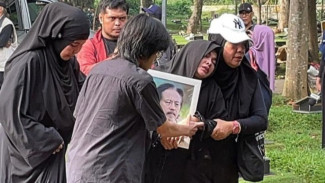 Karina Ranau Nyaris Pingsan di Diatas Pusara Epy Kusnandar, Seolah Tak Percaya Sang Suami Telah Tiada