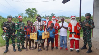 Satgas Yonif 123/Rajawali Tebar Kasih Natal hingga Pelosok Papua, Hias Kendaraan dan Bagikan 1.409 Paket Sembako