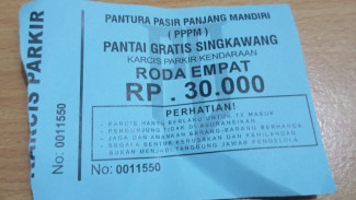 Kedok Parkir, Sejumlah Orang Diduga Pungli di Area Wisata Pantai Gratis Singkawang