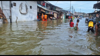 Dilanda Hujan Sejak Pagi, Jakarta Dikepung Banjir?
