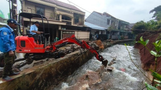 Terabas Banjir, Walkot Supian Turun Tangan Perbaiki Turap Jebol di Cilodong Depok