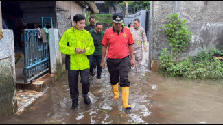 Banjir Luapan Kali Uangan Rendam 514 Rumah di Ulujami, Polsek Pesanggrahan Salurkan 700 Nasi Bungkus