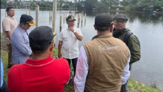 Walkot Supian Turun Tangan Bongkar Pagar Beton Ilegal di Situ Tujuh Muara Depok