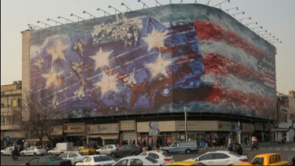 Saat Iran Bicara Lewat Mural: Kapal Induk AS Digambarkan Hancur Kena Rudal
