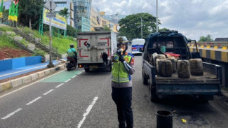 Waspada! Teror Jalan Berlubang Hantui Pengendara di Depok