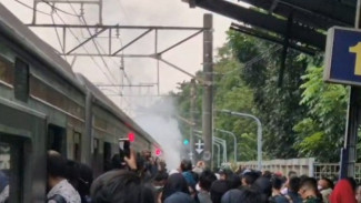 Penumpang Panik, KRL Arah Depok-Bogor Tiba-tiba Berasap di Stasiun UP