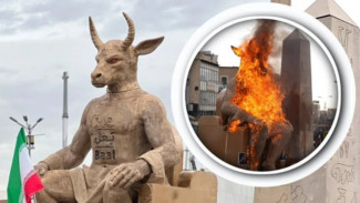 Warga Iran Bakar Patung Raksasa Baal, Simbol Perang Total Hadapi Amerika Israel