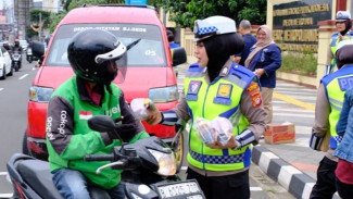 Berkah Ramadan, Karabha Digdaya Gandeng Polisi Bagi-bagi Ratusan Takjil di Jalanan Depok
