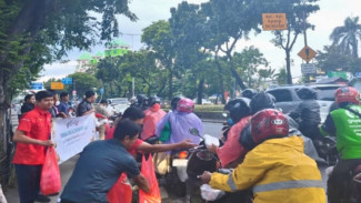 Ramadan Berkah, PLN UP2B DKI Jakarta-Banten Tebar 120 Takjil untuk Warga